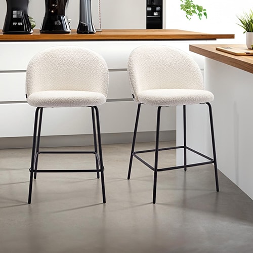 Lot de 2 tabourets de bar en tissu bouclette beige, piètement noir - Alta