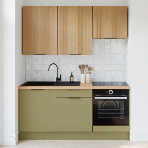 Ensemble de 6 meubles de cuisine - L. 185 cm - vert olive et chêne clair cannelé - Luzia Signature