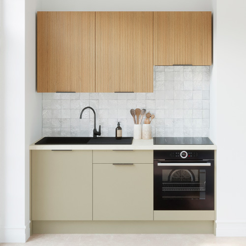 Ensemble de 6 meubles de cuisine - L. 185 cm - vert sauge et chêne clair cannelé - Luzia Signature