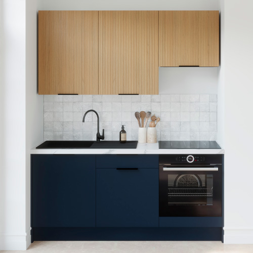 Ensemble de 6 meubles de cuisine - L. 185 cm - bleu marine et chêne clair cannelé - Luzia Signature
