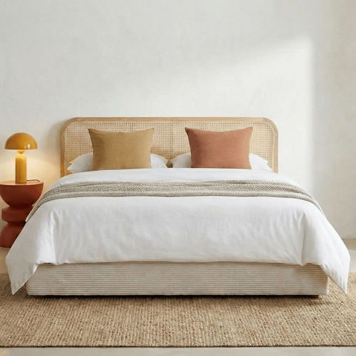 Lit coffre adulte 180x200 cm en velours côtelé beige avec tête de lit en bois et cannage - Elsa