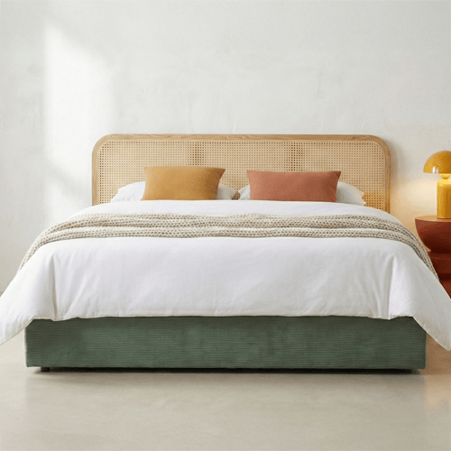 Lit coffre adulte 140x190 cm en velours côtelé vert avec tête de lit en bois et cannage - Elsa