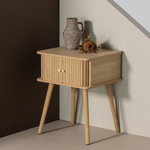 Table de chevet à portes coulissantes en bois clair cannelé 45 cm - Karri