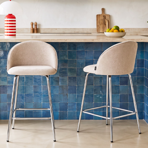 Lot de 2 tabourets de bar en tissu chenille beige foncé, piètement chromé - Alta