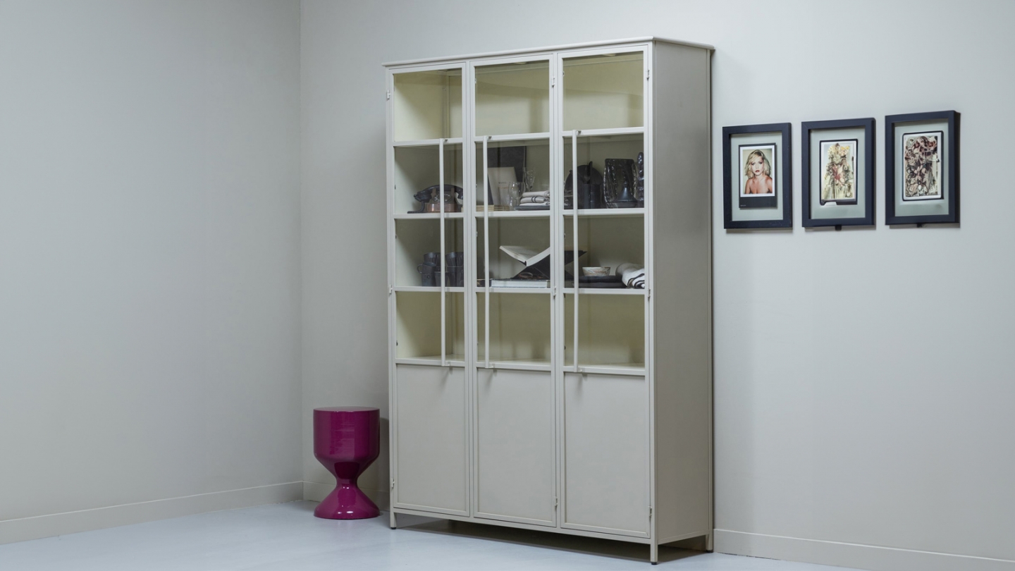 Vaisselier 3 portes en métal beige sable 142 cm - Exhibit