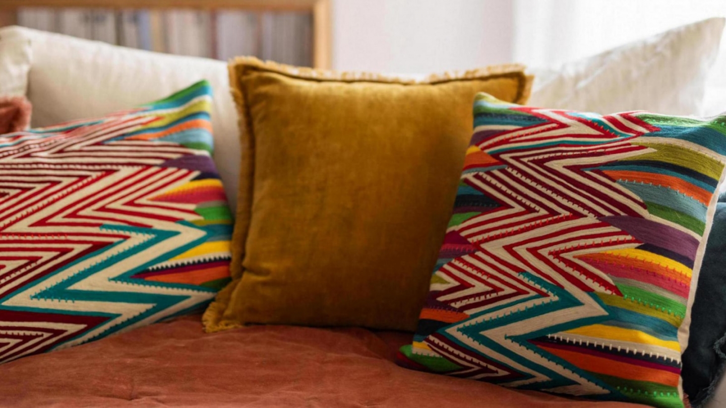 Coussin à frange en velours jaune safran 45 x 45 cm - Fara