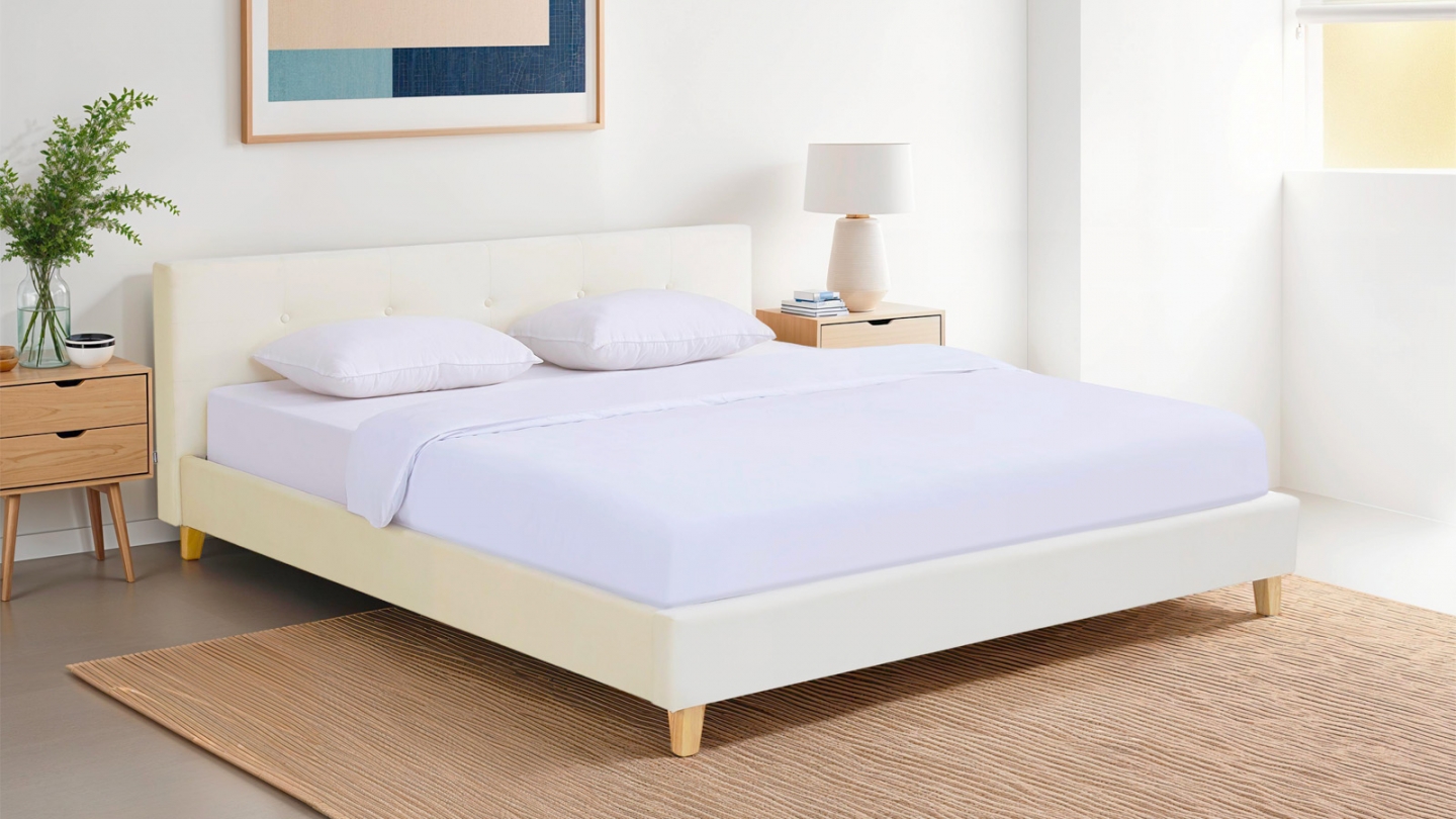 Lit adulte 180x200 cm avec tête de lit capitonnée en velours beige - Milo