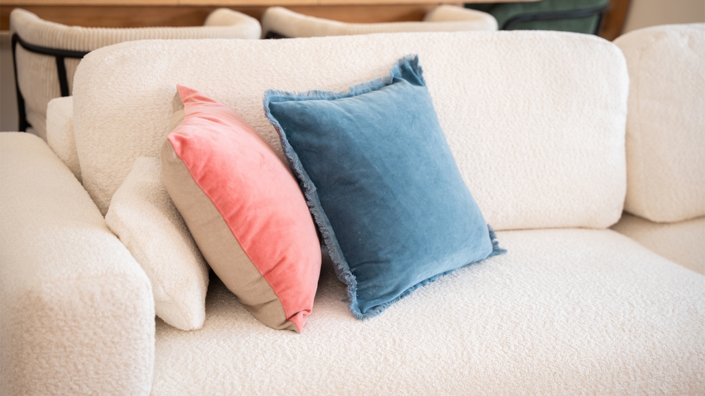 Canapé d'angle réversible convertible 4 places avec coffre de rangement en tissu bouclé beige - Davis