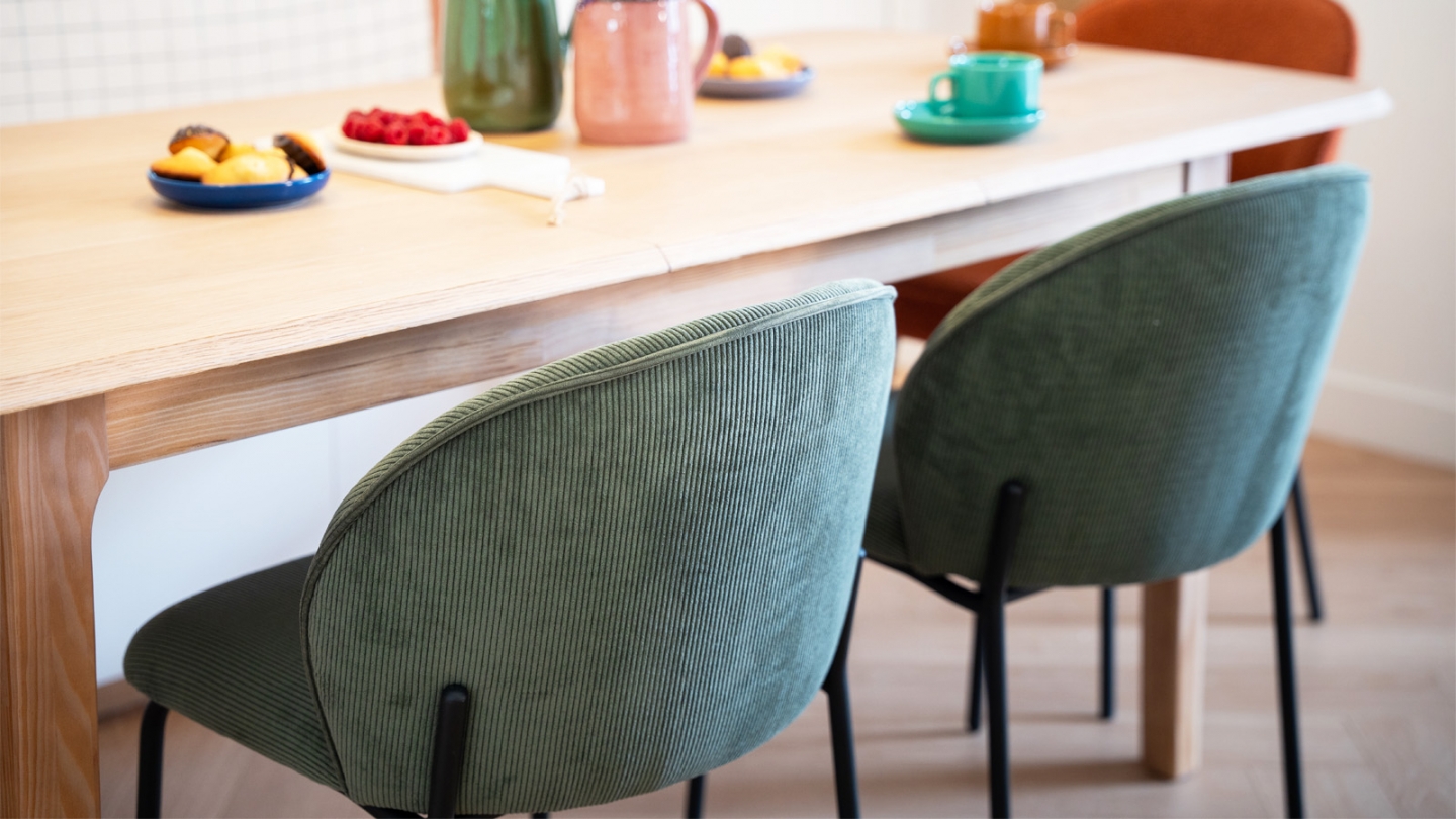 Lot de 2 chaises de salle à manger en velours côtelé vert kaki - piètement en métal noir - Noé