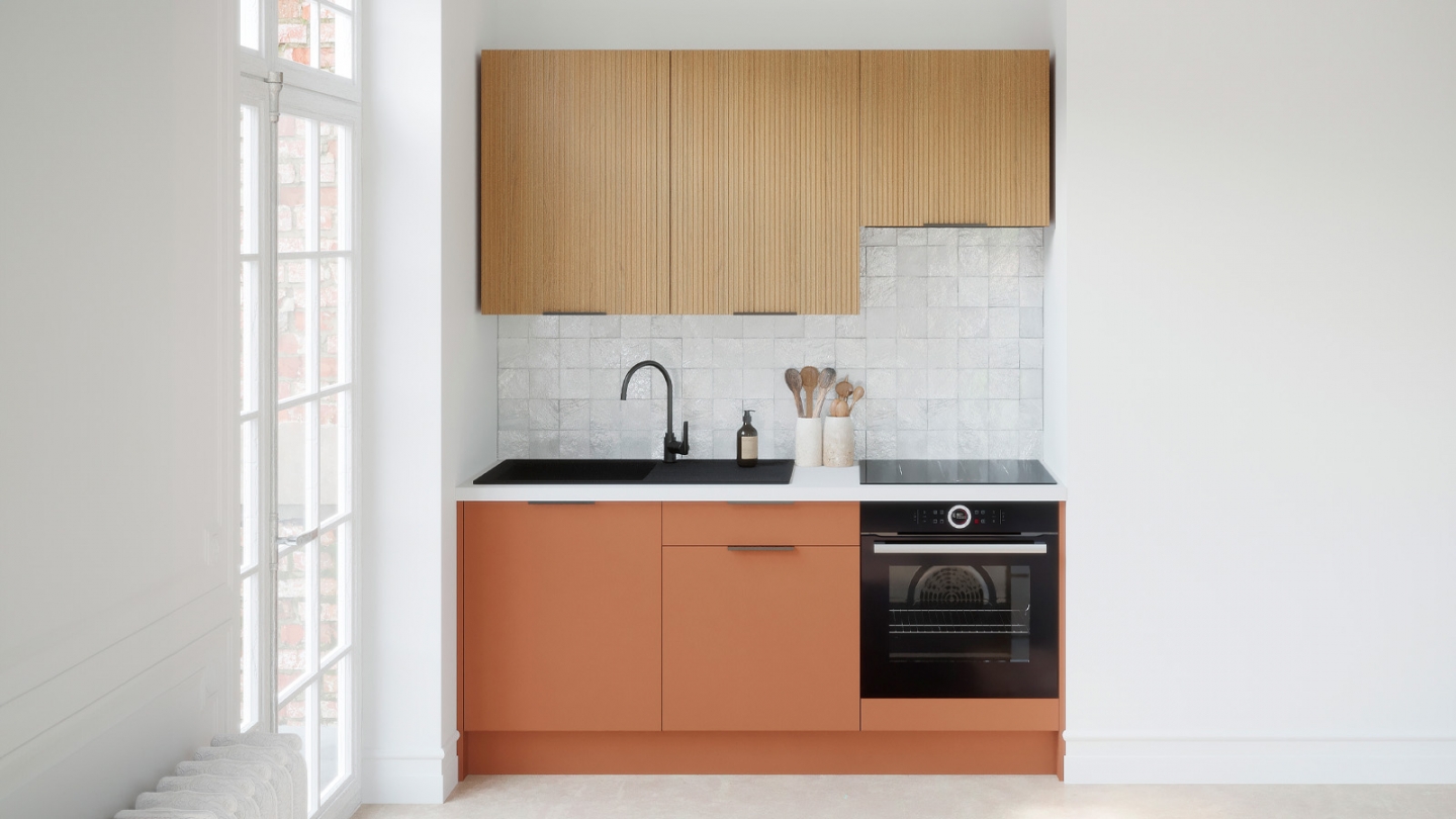 Ensemble de 6 meubles de cuisine - L. 185 cm - terracotta et chêne clair cannelé - Luzia Signature