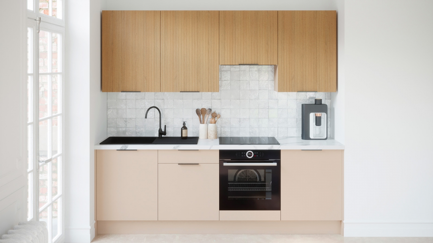 Ensemble de 8 meubles de cuisine - L. 245 cm - beige cachemire et chêne clair cannelé - Luzia Signature