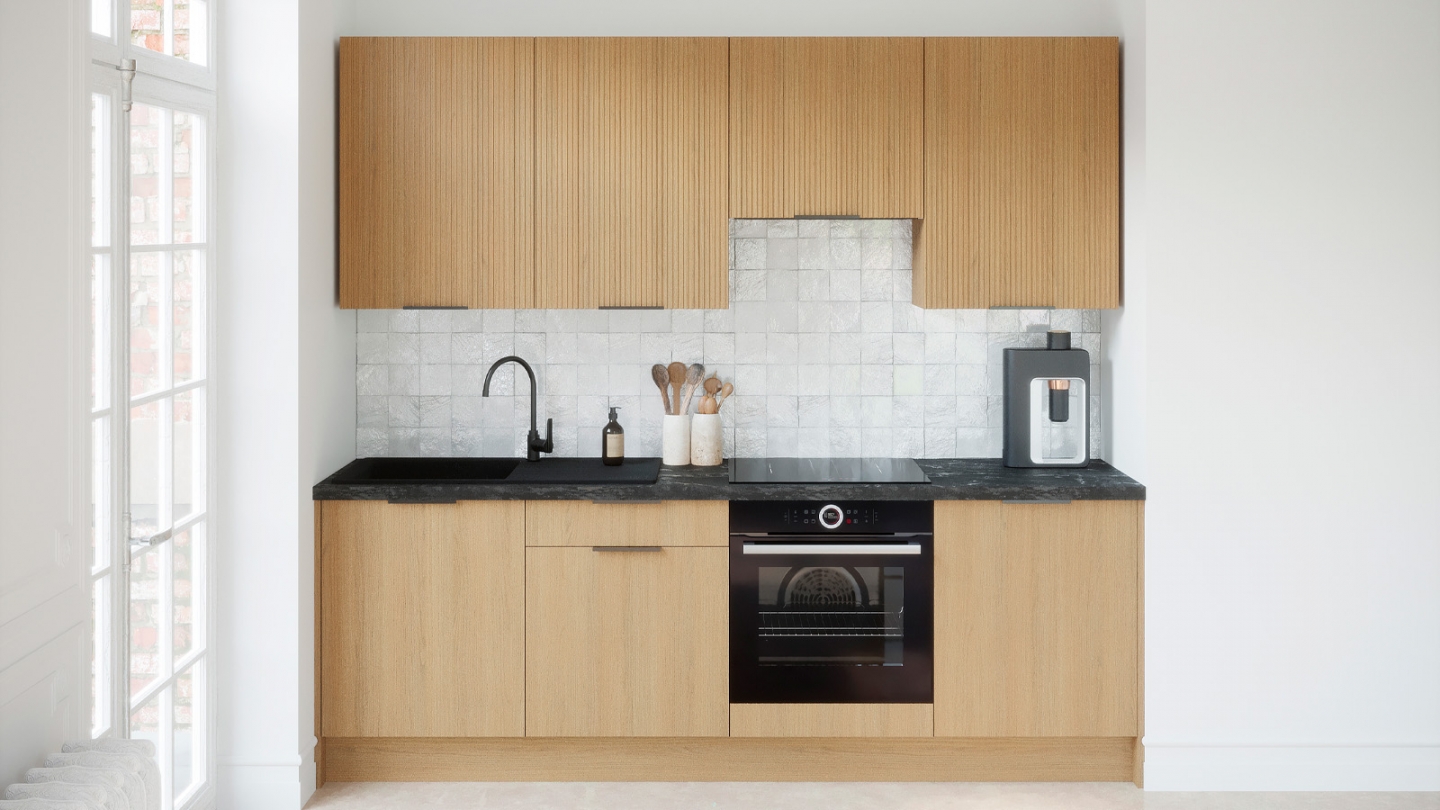 Ensemble de 8 meubles de cuisine - L. 245 cm - chêne clair et chêne clair cannelé - Luzia Signature