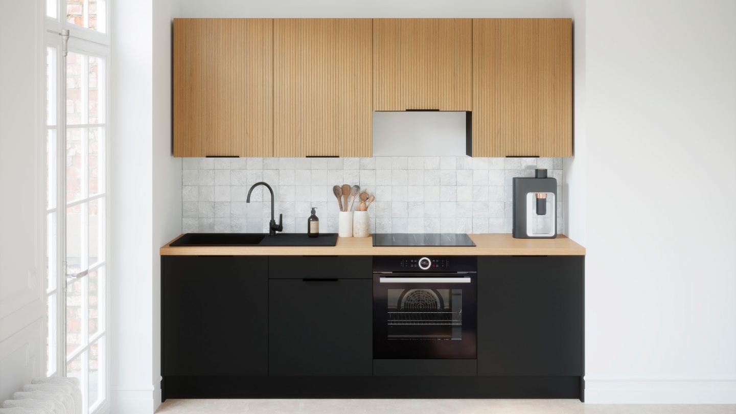 Ensemble de 8 meubles de cuisine - L. 245 cm - noir et chêne clair cannelé - Luzia Signature