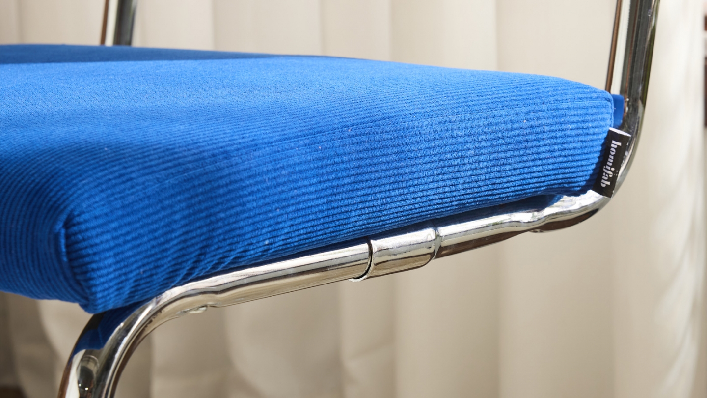 Lot de 2 chaises en cannage velours côtelé bleu électrique et métal chromé - Muse
