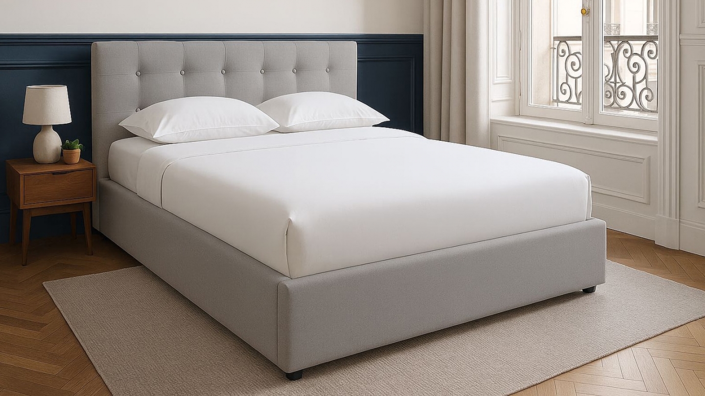 Lit coffre 180x200 en tissu gris clair avec tête de lit et sommier à lattes - Collection Tina