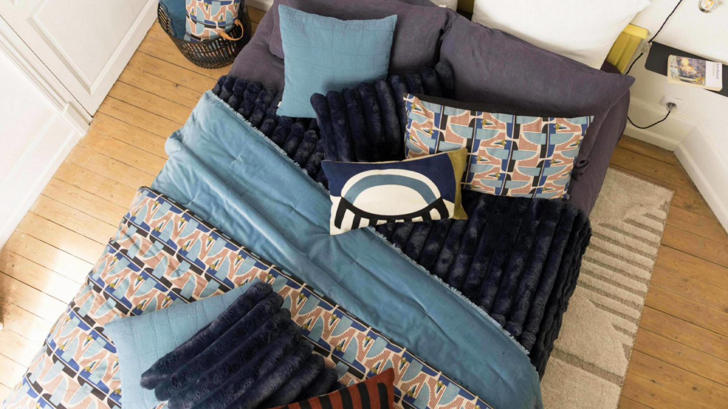 Jeté de lit en fausse fourrure bleu marine 180 x 260 cm - Alice