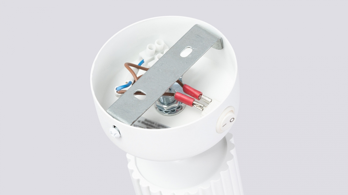 Applique en aluminium cannelé blanc avec interrupteur - Karbon