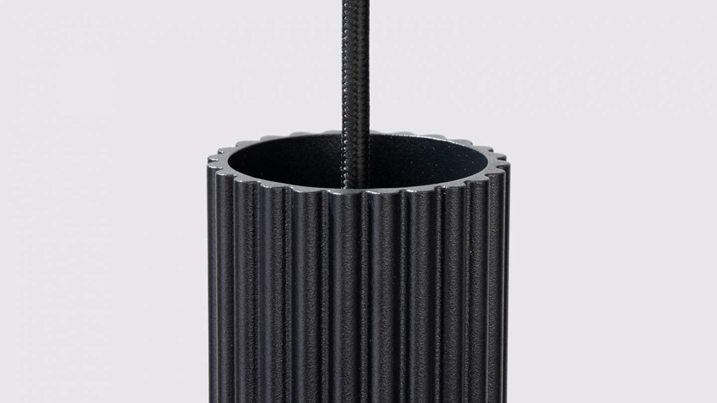 Suspension en aluminium cannelé noir - Karbon