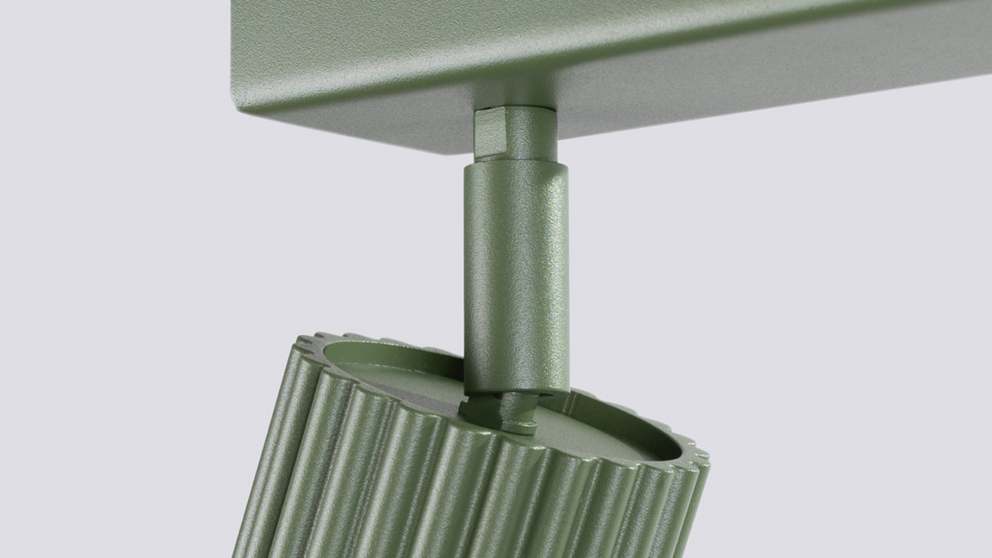 Plafonnier linéaire en aluminium cannelé 2 ampoules vert olive - Karbon