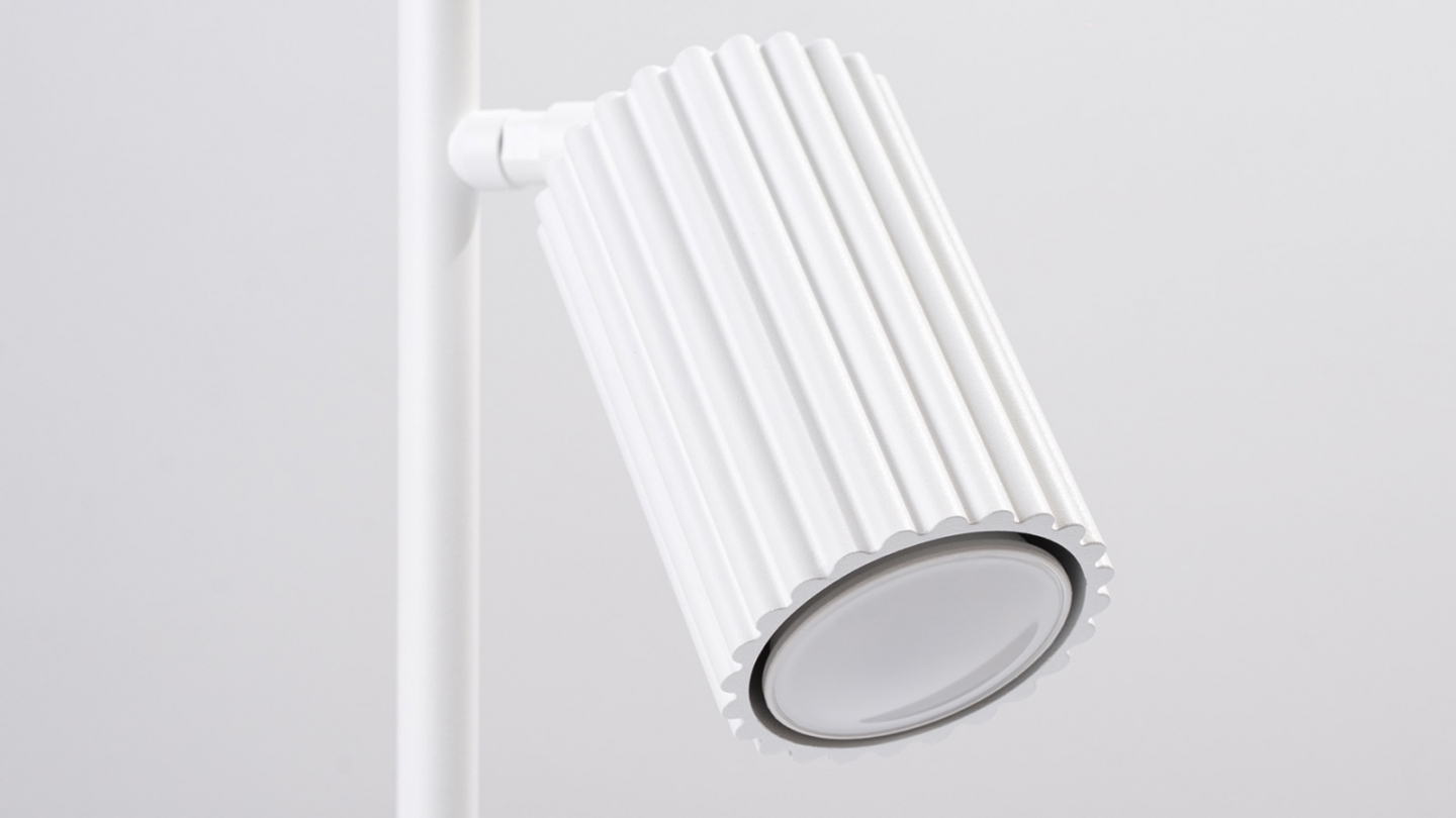 Lampe à poser en aluminium cannelé blanc - Karbon Lampe à poser en aluminium cannelé blanc - Karbon