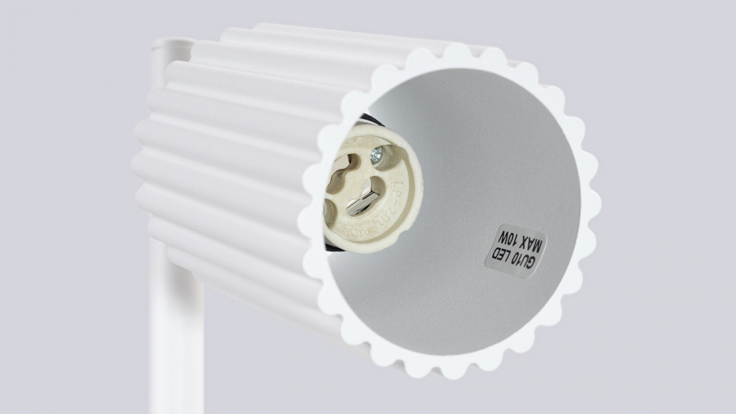 Lampe à poser en aluminium cannelé blanc - Karbon Lampe à poser en aluminium cannelé blanc - Karbon