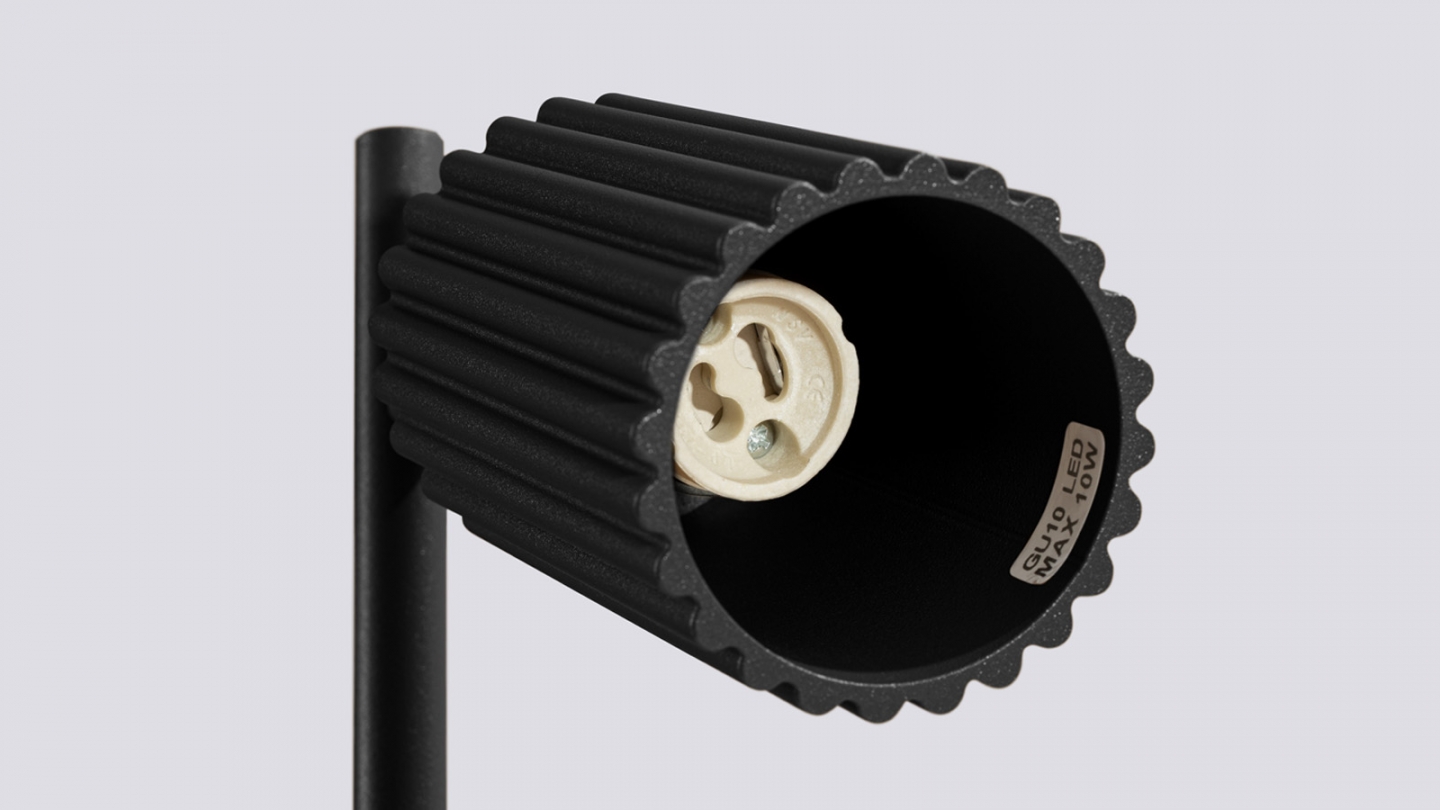 Lampe à poser en aluminium cannelé noir - Karbon Lampe à poser en aluminium cannelé noir - Karbon