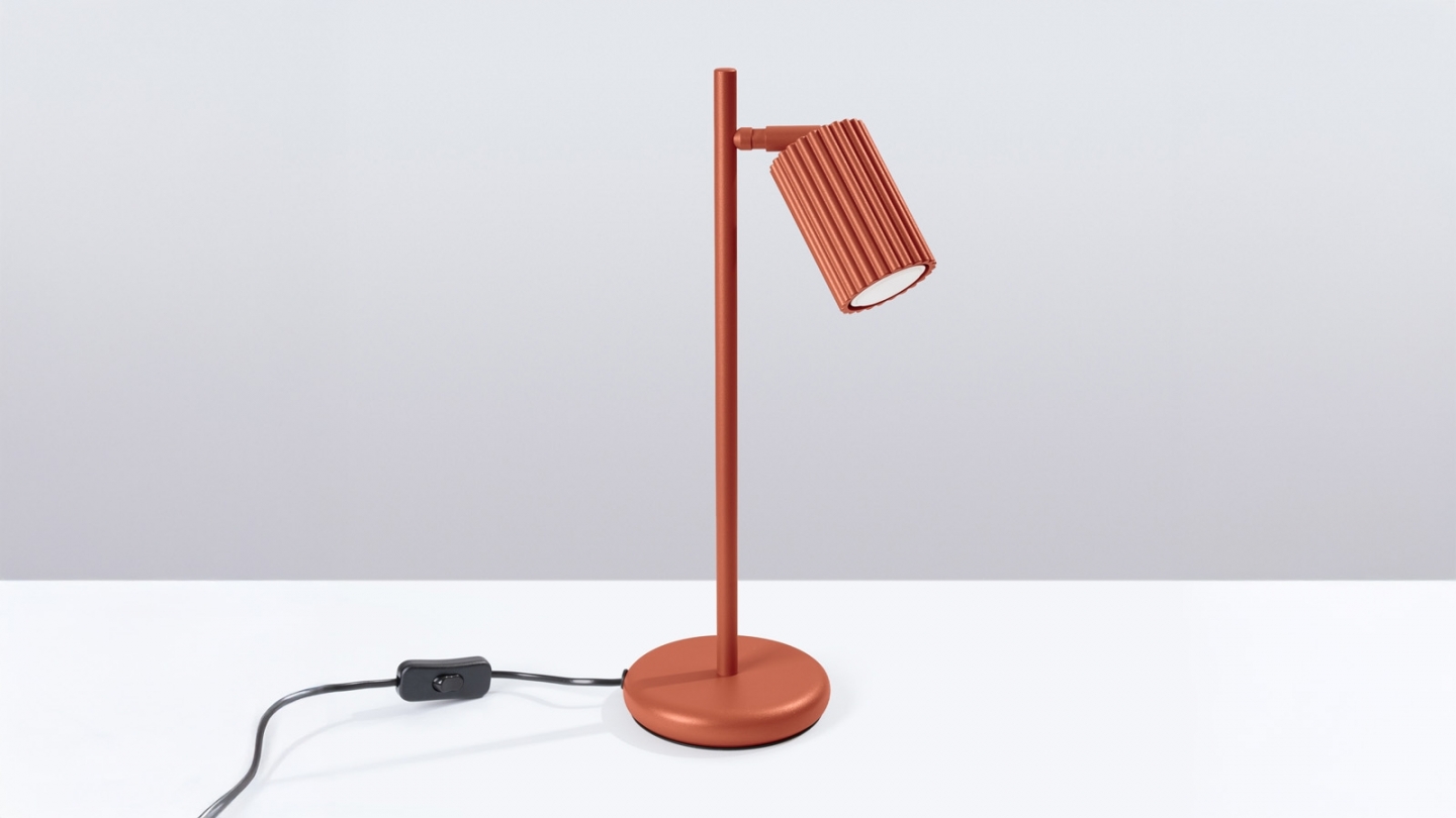 Lampe à poser en aluminium cannelé terracotta - Karbon Lampe à poser en aluminium cannelé terracotta - Karbon