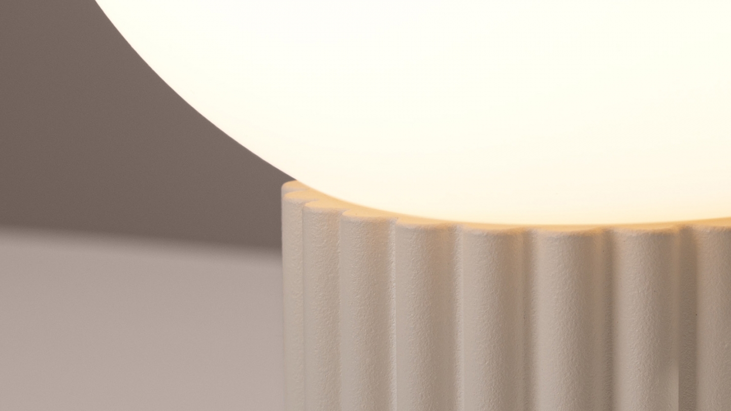 Lampe à poser en aluminium cannelé beige - Halo