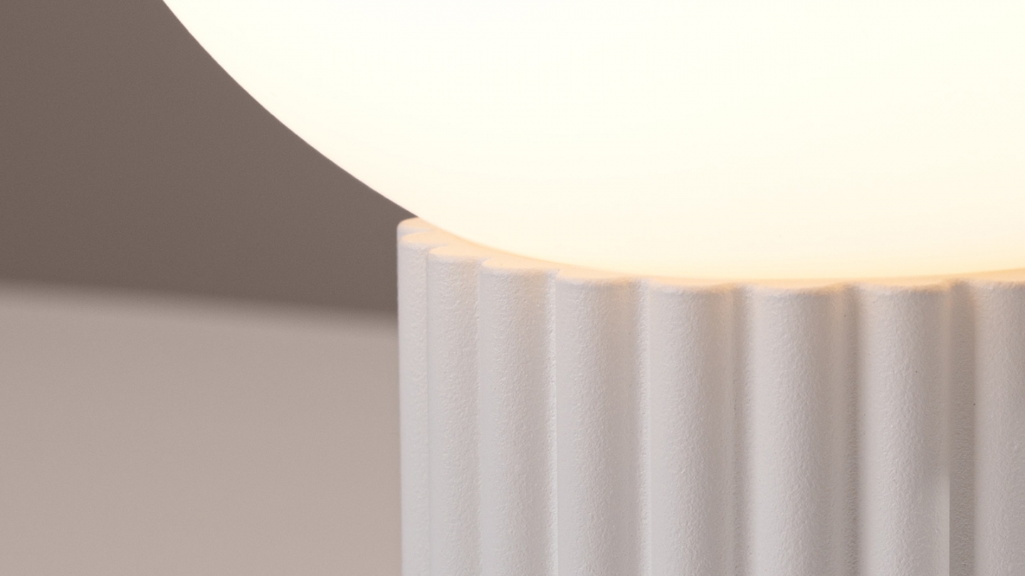 Lampe à poser en aluminium cannelé blanc - Halo Lampe à poser en aluminium cannelé blanc - Halo