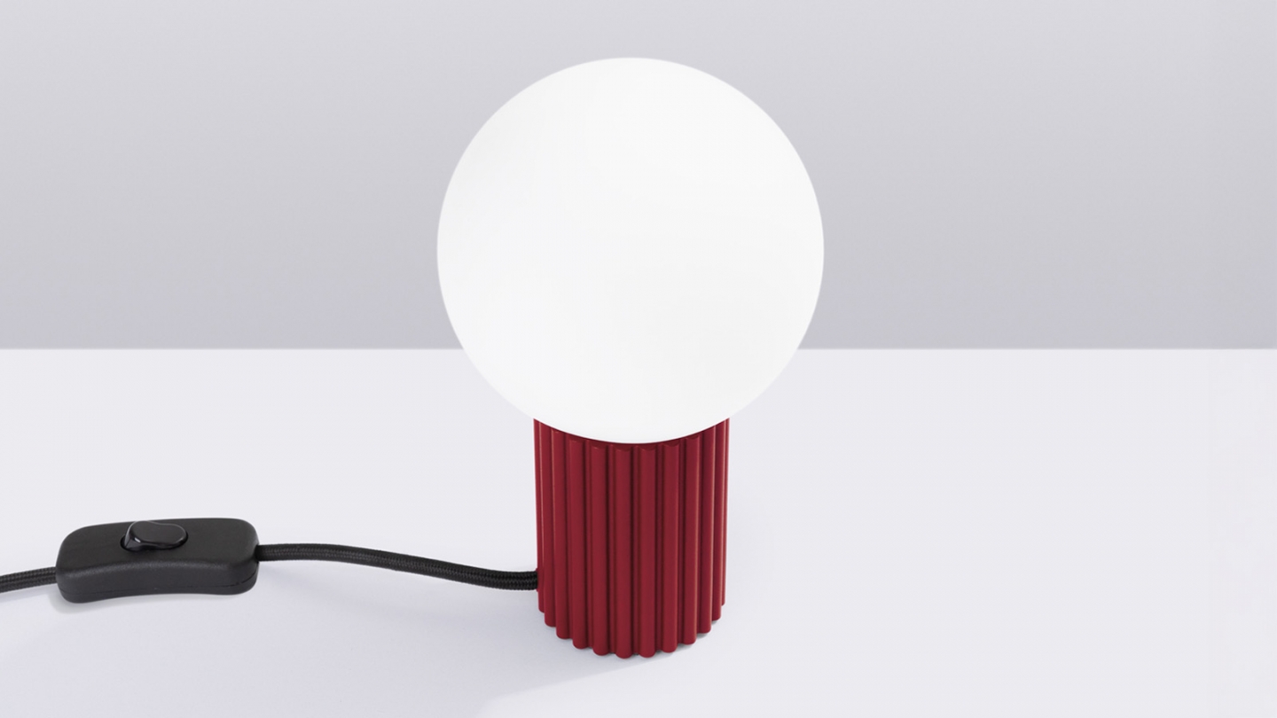 Lampe à poser en aluminium cannelé bordeaux - Halo