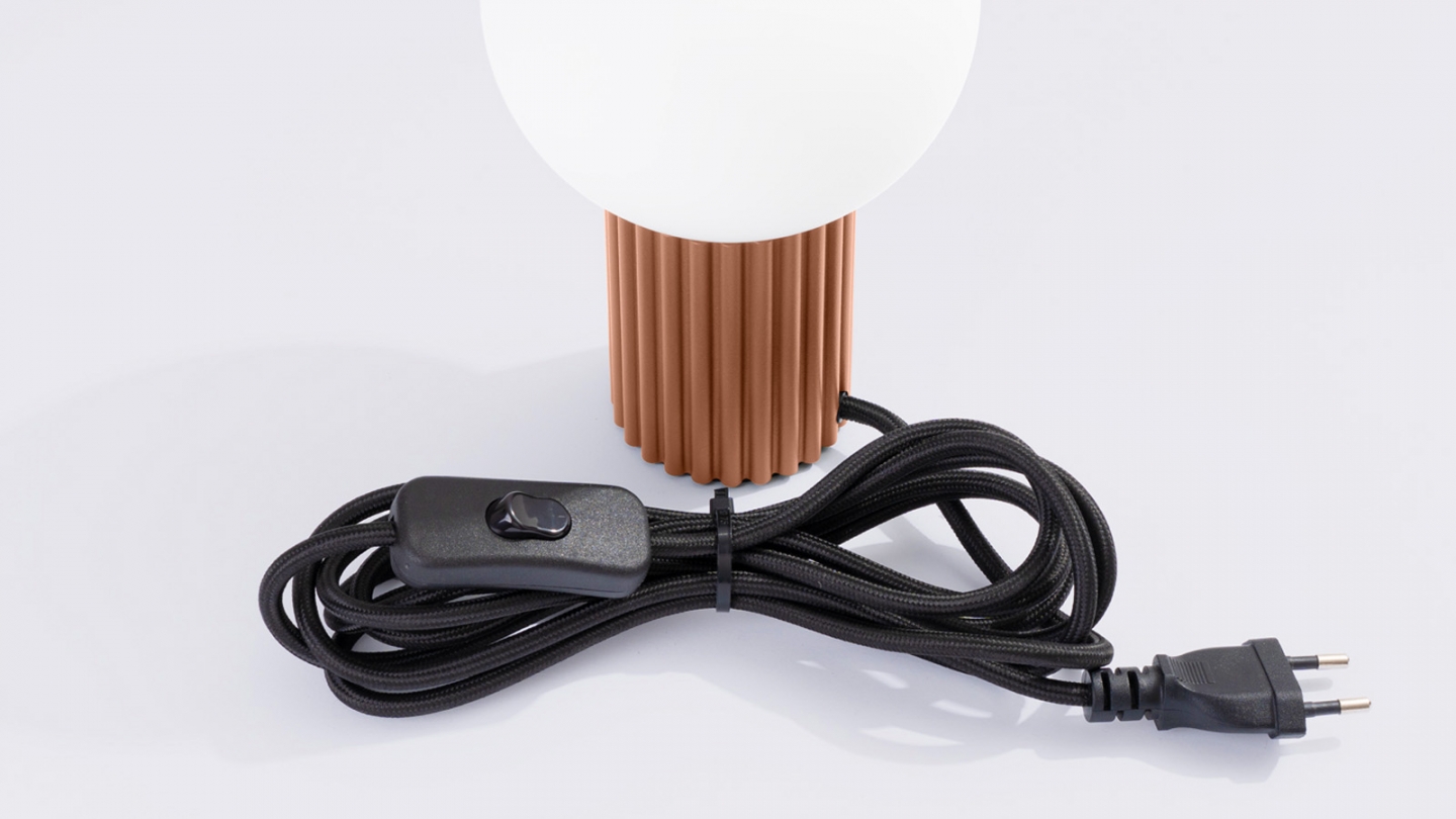 Lampe à poser en aluminium cannelé moka - Halo