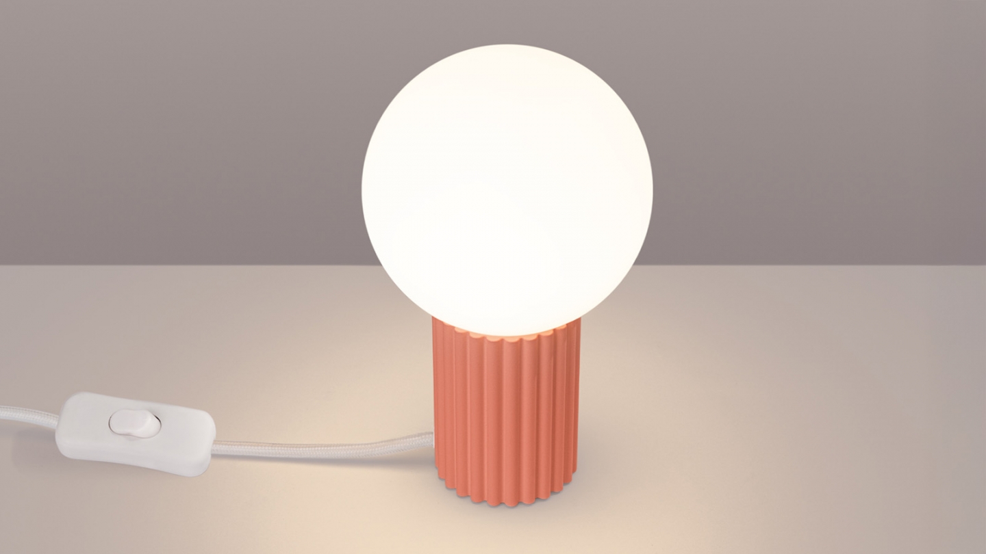 Lampe à poser en aluminium cannelé pêche - Halo
