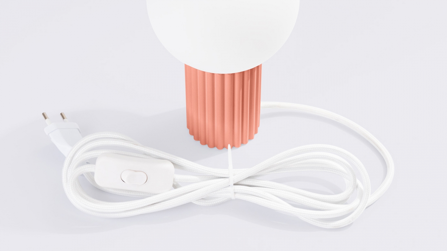 Lampe à poser en aluminium cannelé pêche - Halo