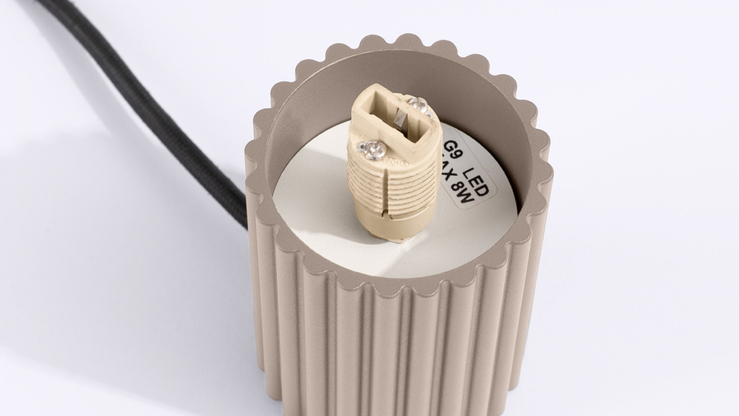 Lampe à poser en aluminium cannelé taupe - Halo Lampe à poser en aluminium cannelé taupe - Halo