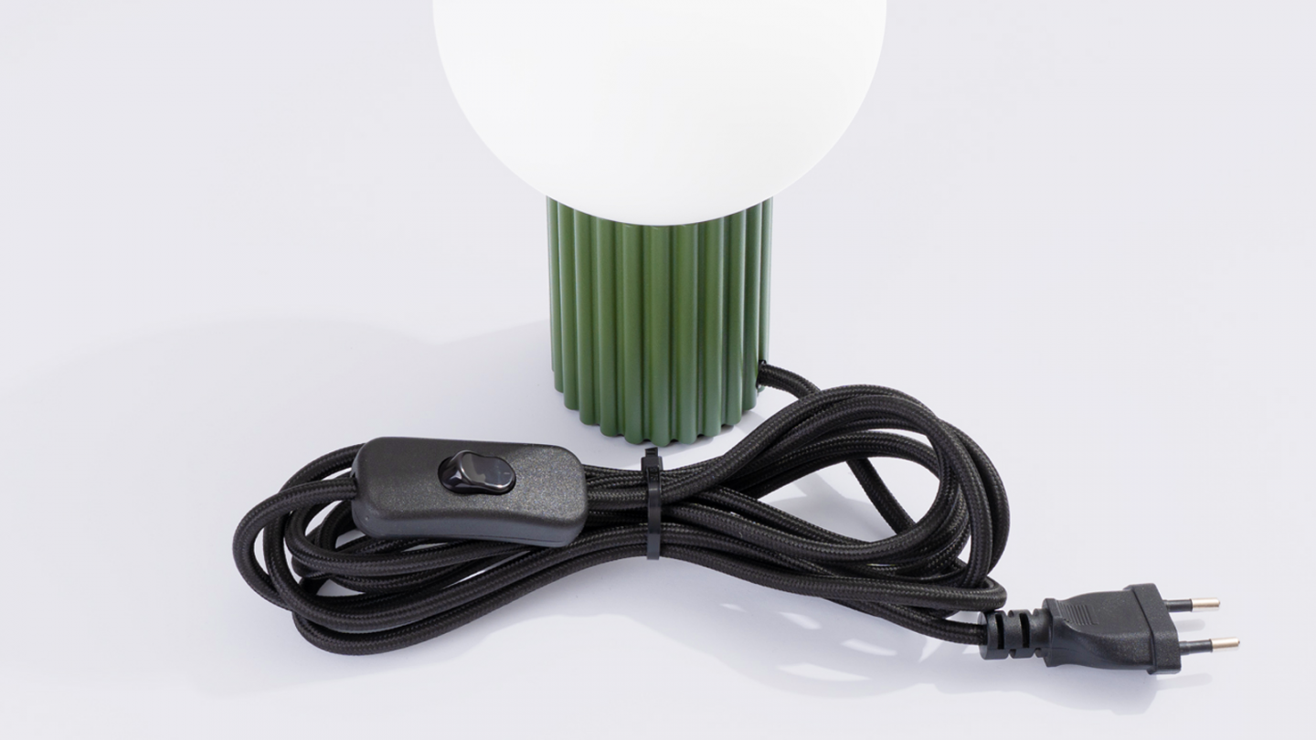 Lampe à poser en aluminium cannelé vert olive - Halo Lampe à poser en aluminium cannelé vert olive - Halo