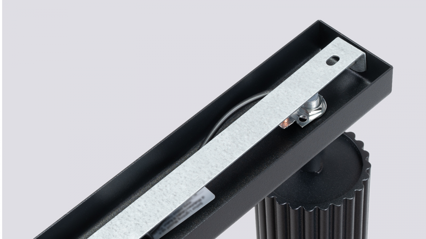 Plafonnier linéaire en aluminium cannelé 3 ampoules noir - Karbon Plafonnier linéaire en aluminium cannelé 3 ampoules noir - Karbon