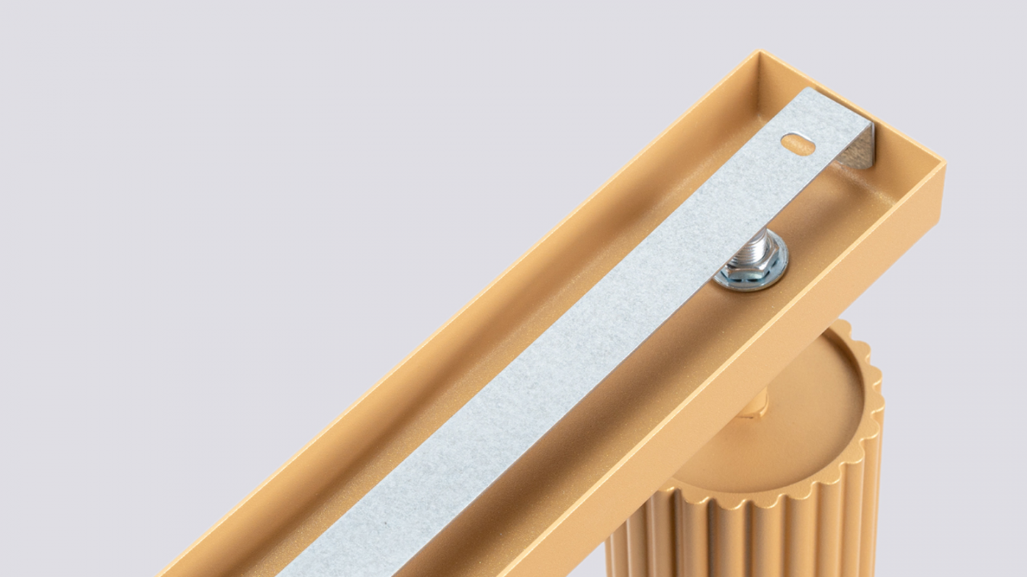 Plafonnier linéaire en aluminium cannelé 3 ampoules or - Karbon Plafonnier linéaire en aluminium cannelé 3 ampoules or - Karbon