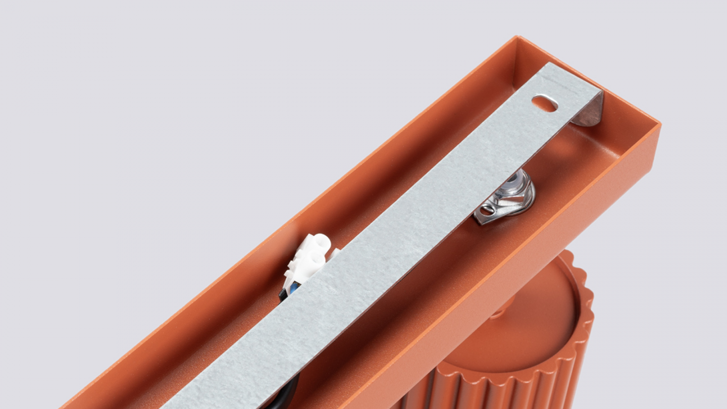 Plafonnier linéaire en aluminium cannelé 3 ampoules terracotta - Karbon Plafonnier linéaire en aluminium cannelé 3 ampoules terracotta - Karbon