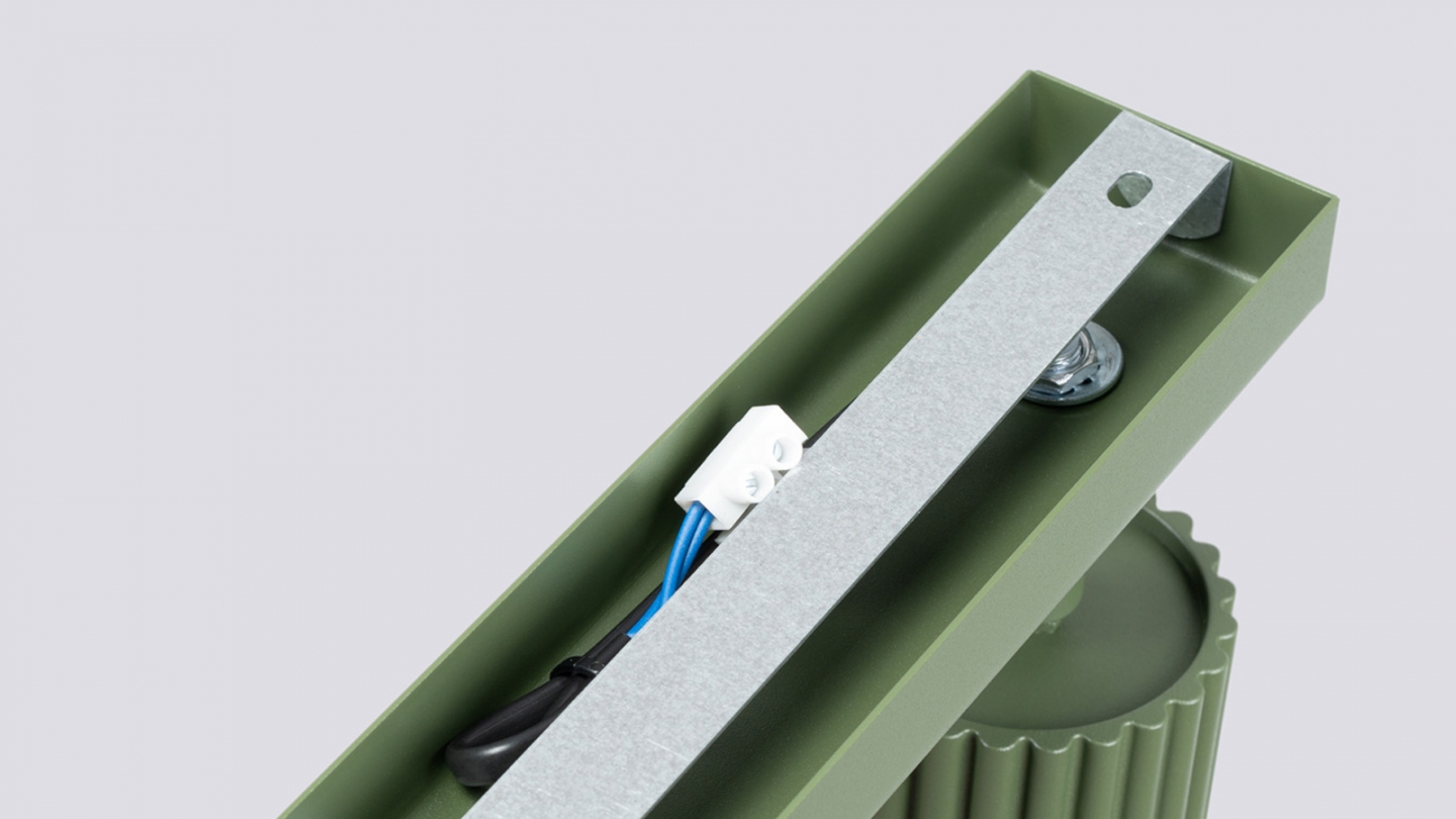 Plafonnier linéaire en aluminium cannelé 3 ampoules vert olive - Karbon Plafonnier linéaire en aluminium cannelé 3 ampoules vert olive - Karbon