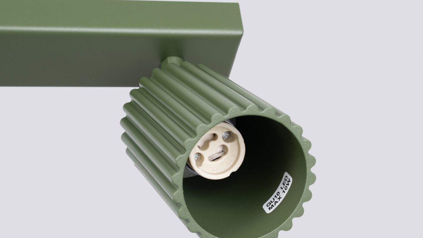 Plafonnier linéaire en aluminium cannelé 3 ampoules vert olive - Karbon Plafonnier linéaire en aluminium cannelé 3 ampoules vert olive - Karbon