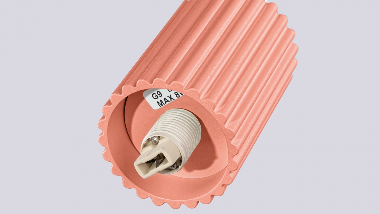 Suspension en aluminium cannelé 3 ampoules pêche - Halo Suspension en aluminium cannelé 3 ampoules pêche - Halo