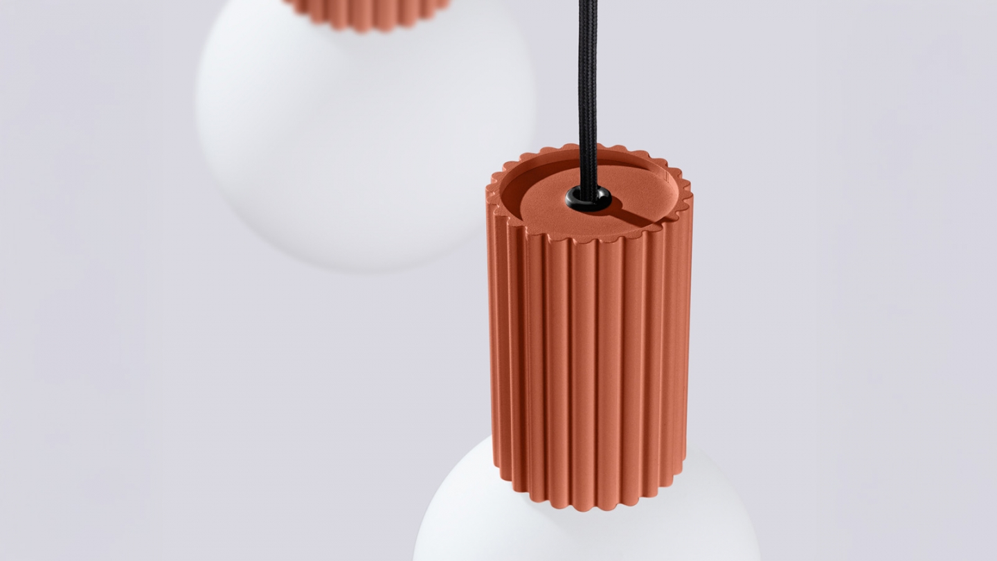 Suspension en aluminium cannelé 3 ampoules terracotta - Halo Suspension en aluminium cannelé 3 ampoules terracotta - Halo