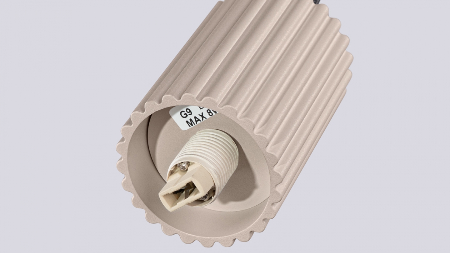 Suspension en aluminium cannelé 3 ampoules taupe - Halo Suspension en aluminium cannelé 3 ampoules taupe - Halo