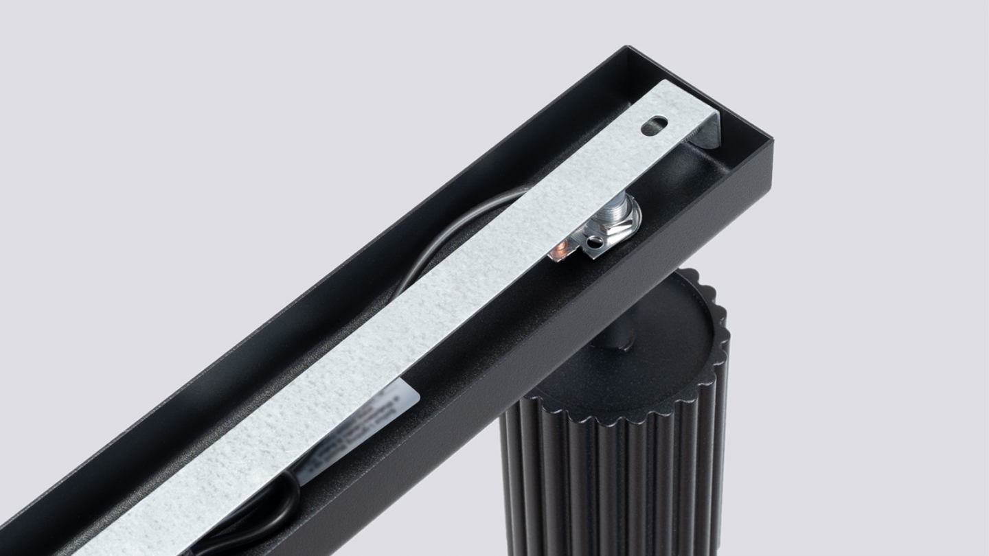 Plafonnier linéaire en aluminium cannelé 6 ampoules noir - Karbon Plafonnier linéaire en aluminium cannelé 6 ampoules noir - Karbon