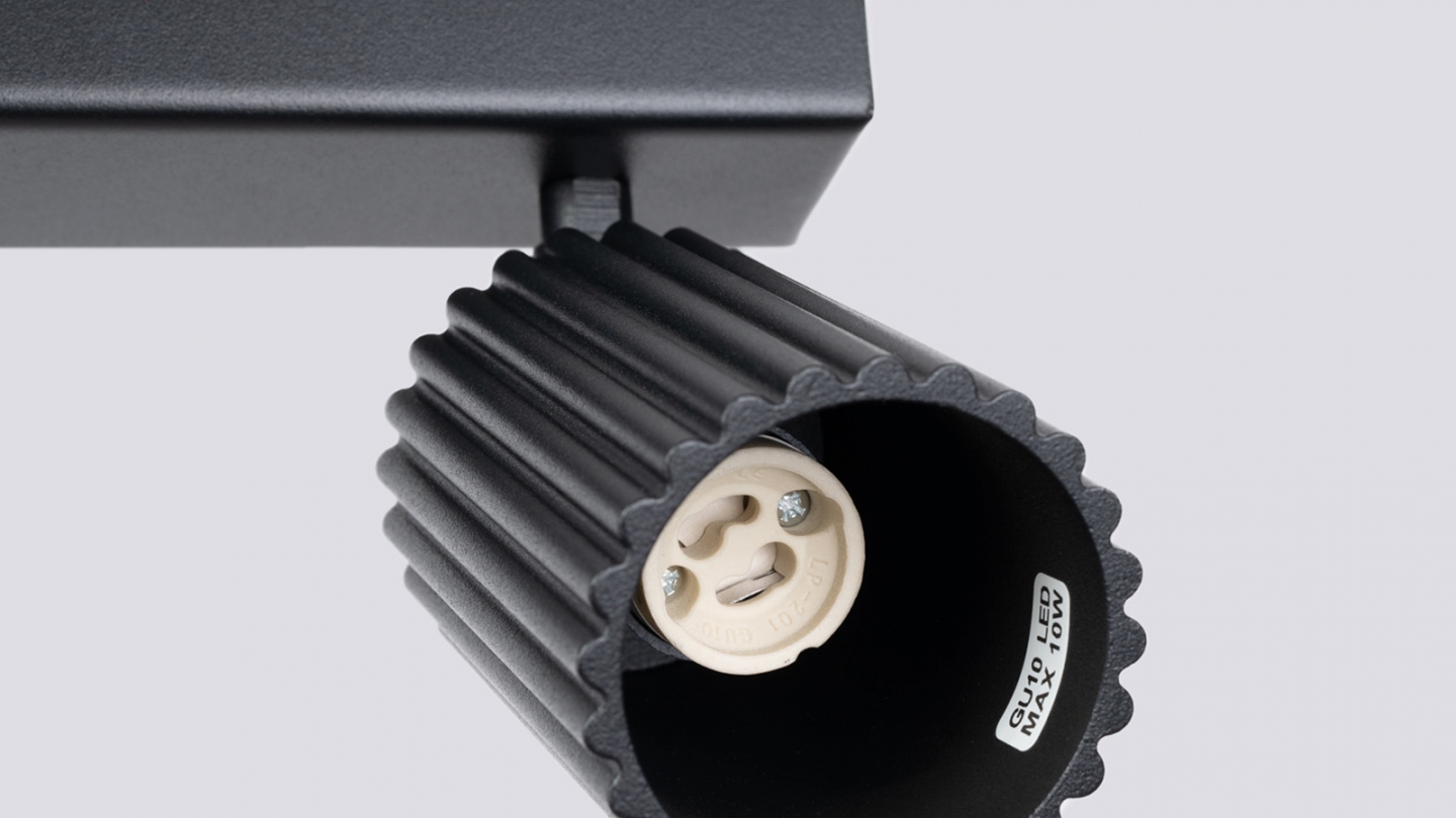 Plafonnier linéaire en aluminium cannelé 6 ampoules noir - Karbon Plafonnier linéaire en aluminium cannelé 6 ampoules noir - Karbon