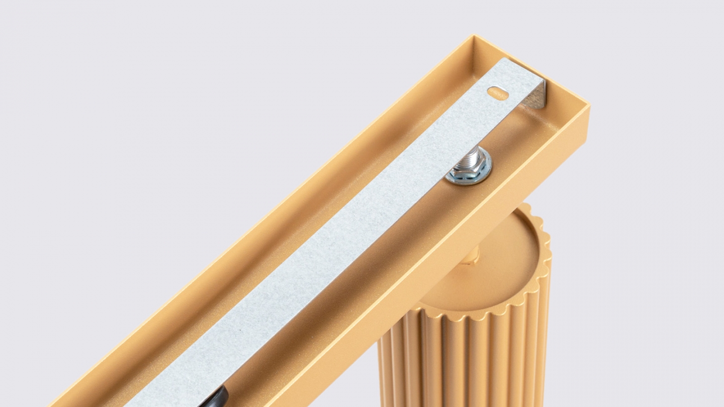 Plafonnier linéaire en aluminium cannelé 6 ampoules or - Karbon Plafonnier linéaire en aluminium cannelé 6 ampoules or - Karbon