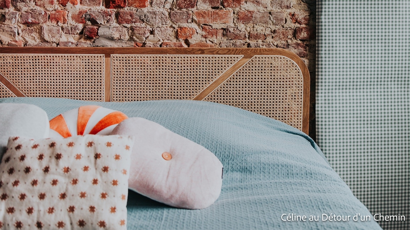 Ensemble Lit adulte 180x200 cm en bois avec tête de lit en bois massif et cannage Leonie + lot de 2 chevets Iris Ensemble Lit adulte 180x200 cm en bois avec tête de lit en bois massif et cannage Leonie + lot de 2 chevets Iris