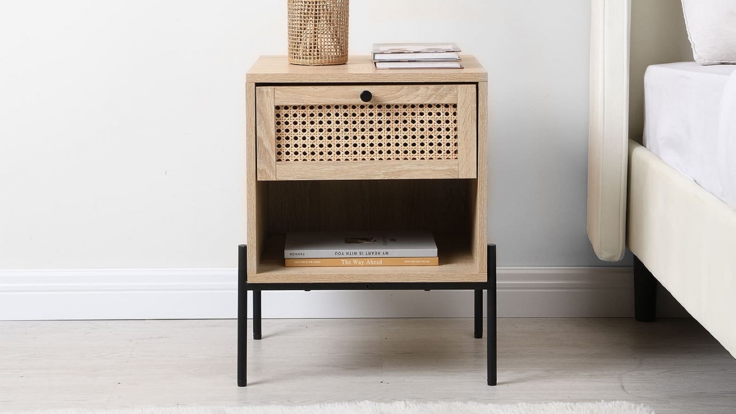 Ensemble Lit adulte 180x200 cm en bois avec tête de lit en bois massif et cannage Leonie + lot de 2 chevets Iris Ensemble Lit adulte 180x200 cm en bois avec tête de lit en bois massif et cannage Leonie + lot de 2 chevets Iris