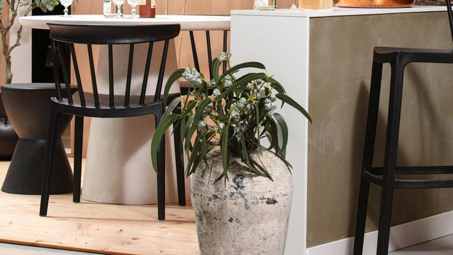 Tabouret design sablier en fibre de terre cuite aspect béton - Dover Tabouret design sablier en fibre de terre cuite aspect béton - Dover