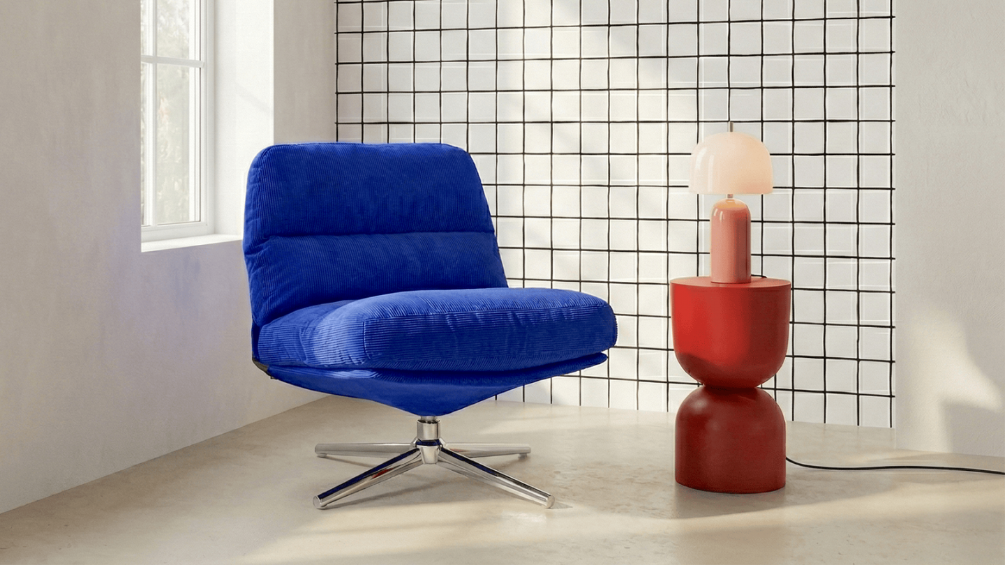 Fauteuil pivotant en velours côtelé bleu électrique et piètement chromé - Julia Fauteuil pivotant en velours côtelé bleu électrique et piètement chromé - Julia
